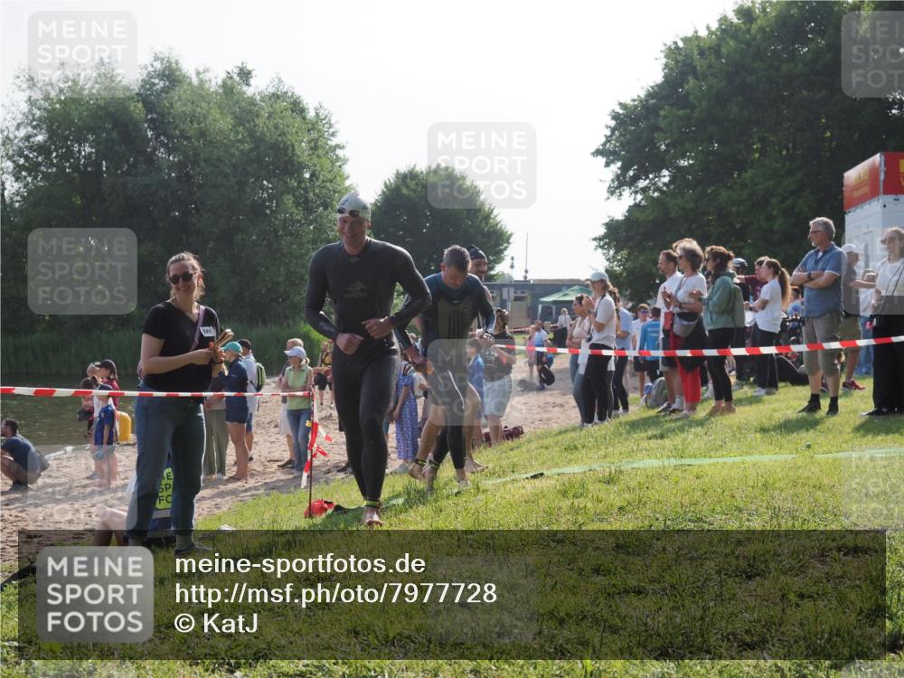 15.06.2025 - 27. Vierlanden-Triathlon KatJ http://msf.ph/oto/7977728 15.06.2025 08:37:46 Schwimmen 9, 73, 171, 180, 181 meine-sportfotos.de