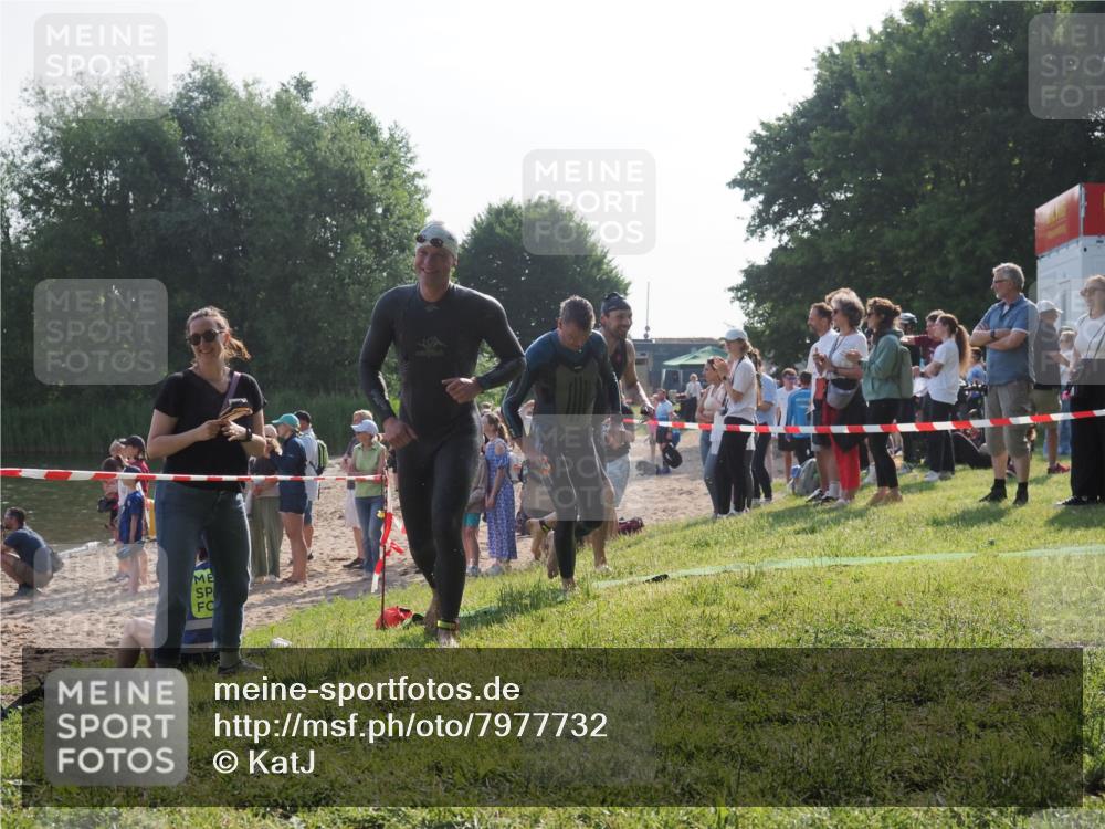 15.06.2025 - 27. Vierlanden-Triathlon KatJ http://msf.ph/oto/7977732 15.06.2025 08:37:46 Schwimmen 9, 73, 171, 180, 181 meine-sportfotos.de