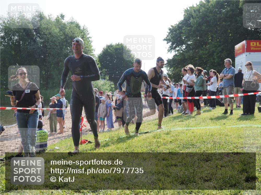 15.06.2025 - 27. Vierlanden-Triathlon KatJ http://msf.ph/oto/7977735 15.06.2025 08:37:47 Schwimmen 9, 73, 171, 180, 181 meine-sportfotos.de