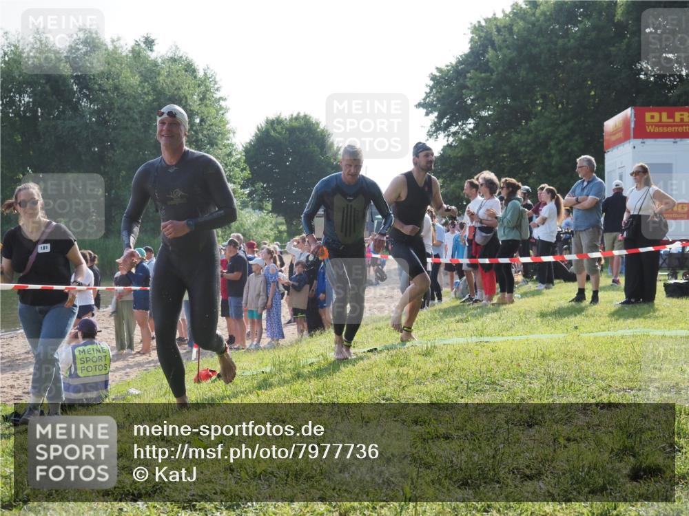 15.06.2025 - 27. Vierlanden-Triathlon KatJ http://msf.ph/oto/7977736 15.06.2025 08:37:47 Schwimmen 9, 73, 171, 180, 181 meine-sportfotos.de