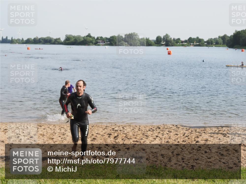 21.06.2025 - 27. Vierlanden-Triathlon MichiJ http://msf.ph/oto/7977744 15.06.2026 08:45:57 Schwimmen 13, 106, 134, 142, 150, 152 meine-sportfotos.de