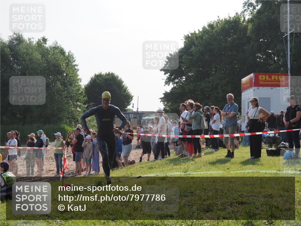 15.06.2025 - 27. Vierlanden-Triathlon KatJ http://msf.ph/oto/7977786 15.06.2025 08:37:53 Schwimmen 73, 171, 180, 181 meine-sportfotos.de