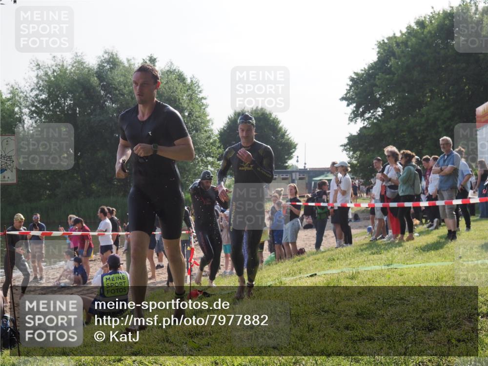 15.06.2025 - 27. Vierlanden-Triathlon KatJ http://msf.ph/oto/7977882 15.06.2025 08:38:35 Schwimmen 27, 35, 45, 86, 126 meine-sportfotos.de