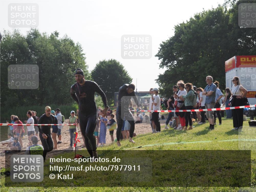 15.06.2025 - 27. Vierlanden-Triathlon KatJ http://msf.ph/oto/7977911 15.06.2025 08:38:37 Schwimmen 27, 35, 45, 86, 126 meine-sportfotos.de