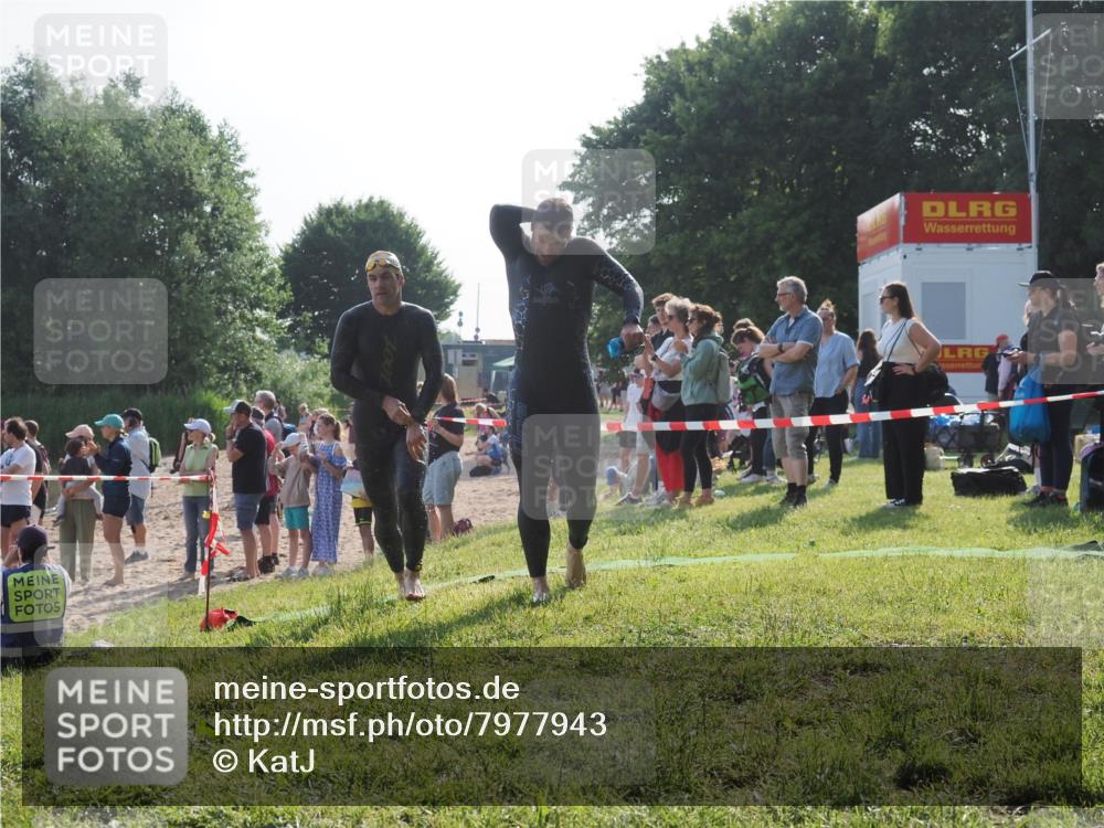 15.06.2025 - 27. Vierlanden-Triathlon KatJ http://msf.ph/oto/7977943 15.06.2025 08:38:40 Schwimmen 2, 27, 35, 45, 86, 126 meine-sportfotos.de