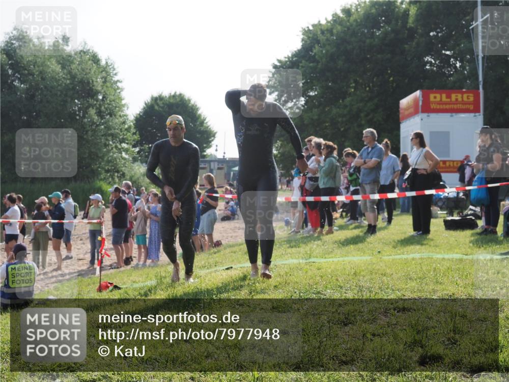 15.06.2025 - 27. Vierlanden-Triathlon KatJ http://msf.ph/oto/7977948 15.06.2025 08:38:40 Schwimmen 2, 27, 35, 45, 86, 126 meine-sportfotos.de