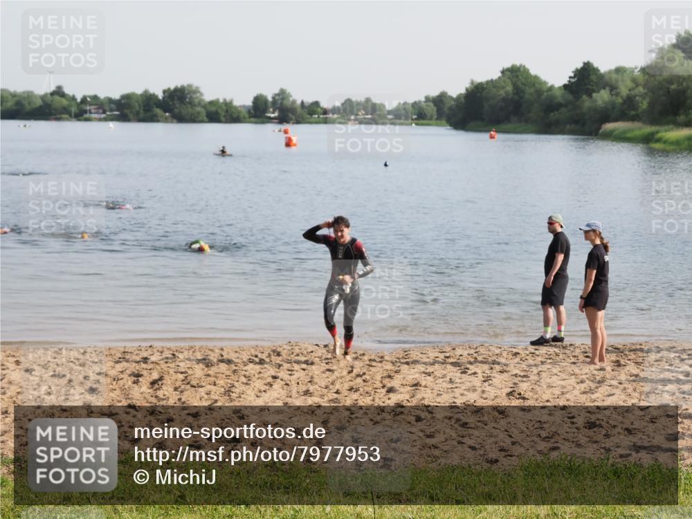 21.06.2025 - 27. Vierlanden-Triathlon MichiJ http://msf.ph/oto/7977953 15.06.2026 08:47:33 Schwimmen 48 meine-sportfotos.de