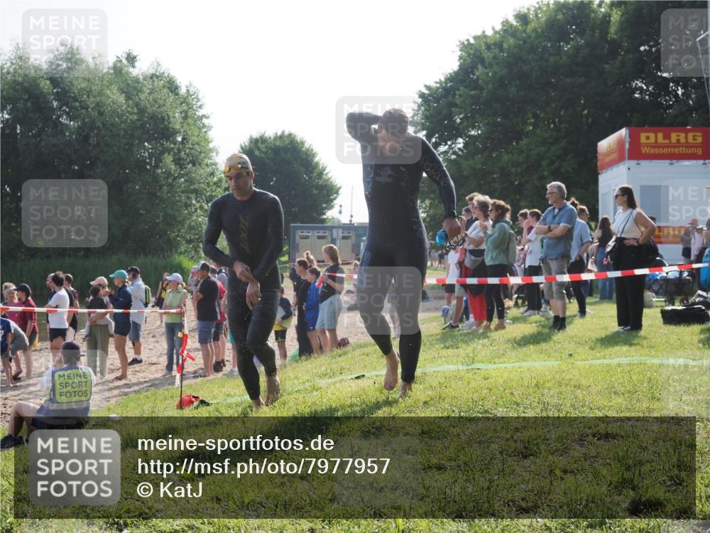 15.06.2025 - 27. Vierlanden-Triathlon KatJ http://msf.ph/oto/7977957 15.06.2025 08:38:40 Schwimmen 2, 27, 35, 45, 86, 126 meine-sportfotos.de