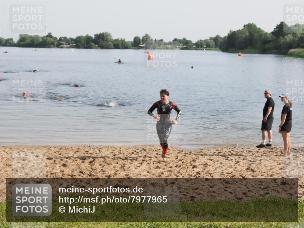 21.06.2025 - 27. Vierlanden-Triathlon MichiJ http://msf.ph/oto/7977965 15.06.2026 08:47:34 Schwimmen 48 meine-sportfotos.de