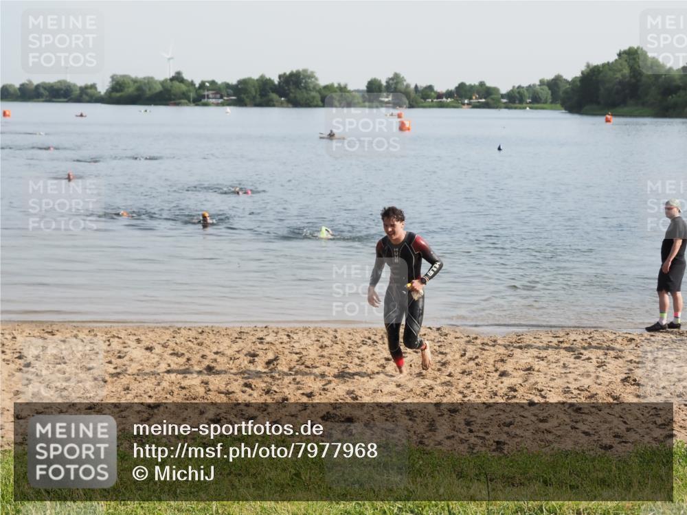 21.06.2025 - 27. Vierlanden-Triathlon MichiJ http://msf.ph/oto/7977968 15.06.2026 08:47:34 Schwimmen 48 meine-sportfotos.de