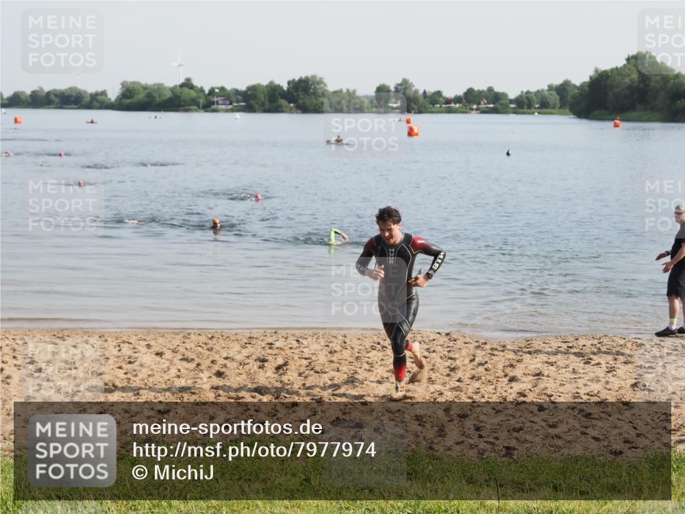 21.06.2025 - 27. Vierlanden-Triathlon MichiJ http://msf.ph/oto/7977974 15.06.2026 08:47:34 Schwimmen 48 meine-sportfotos.de