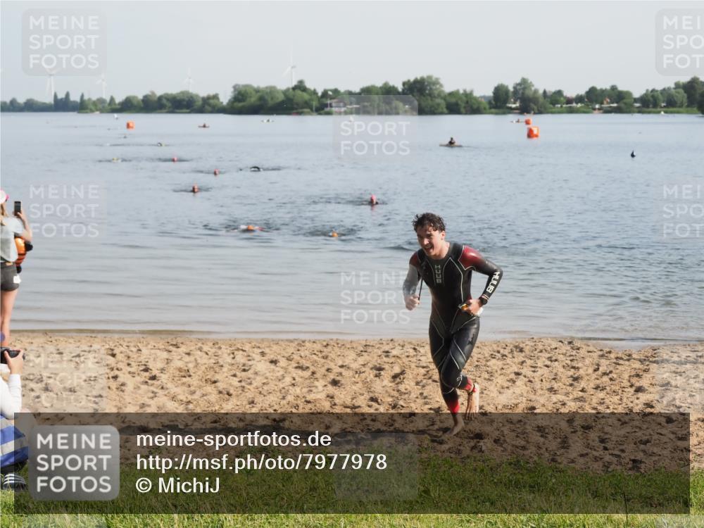 21.06.2025 - 27. Vierlanden-Triathlon MichiJ http://msf.ph/oto/7977978 15.06.2026 08:47:35 Schwimmen 48 meine-sportfotos.de