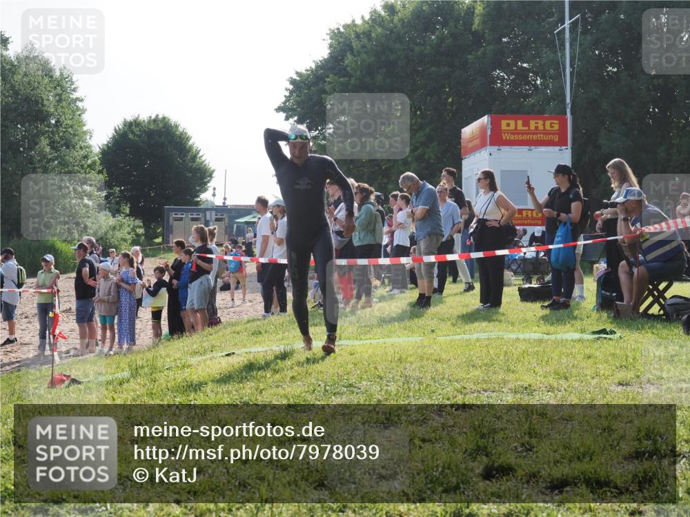 15.06.2025 - 27. Vierlanden-Triathlon KatJ http://msf.ph/oto/7978039 15.06.2025 08:38:53 Schwimmen 2, 94, 182 meine-sportfotos.de