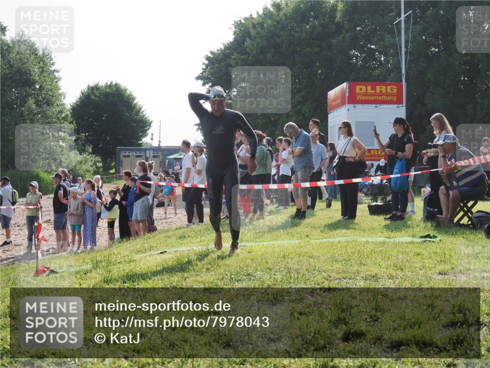 15.06.2025 - 27. Vierlanden-Triathlon KatJ http://msf.ph/oto/7978043 15.06.2025 08:38:53 Schwimmen 2, 94, 182 meine-sportfotos.de