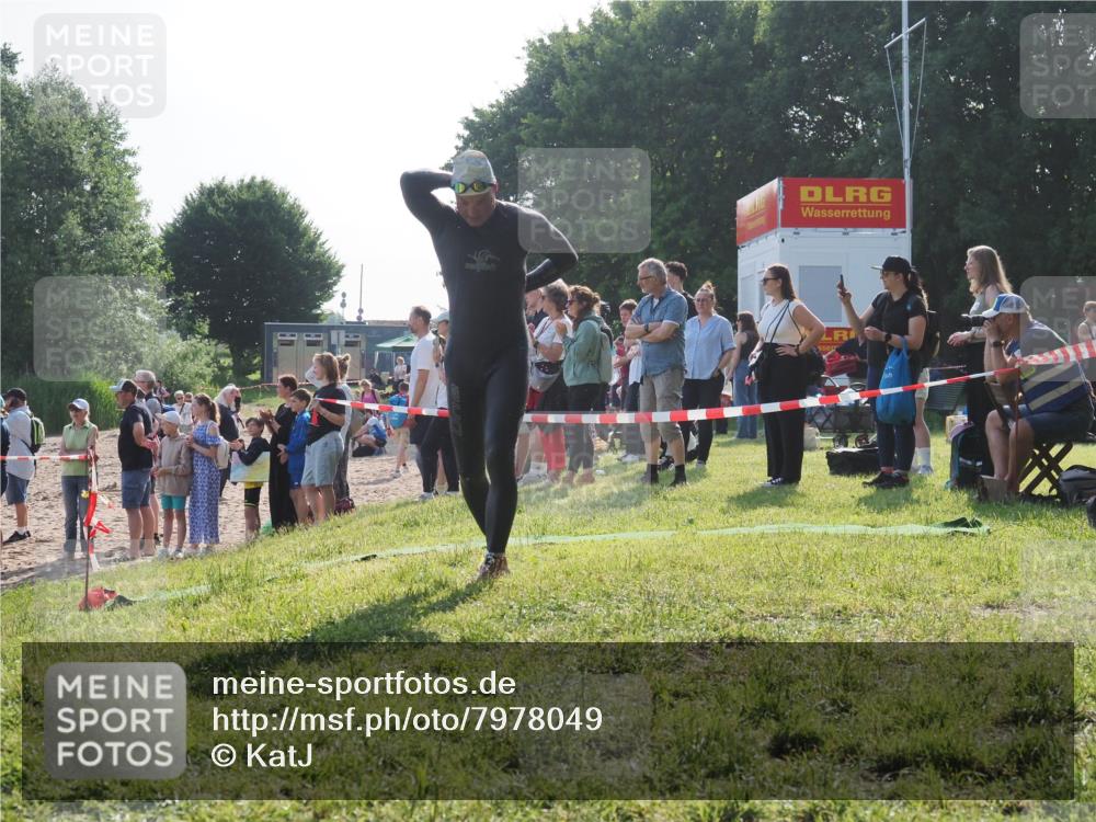 15.06.2025 - 27. Vierlanden-Triathlon KatJ http://msf.ph/oto/7978049 15.06.2025 08:38:54 Schwimmen 2, 94, 182 meine-sportfotos.de