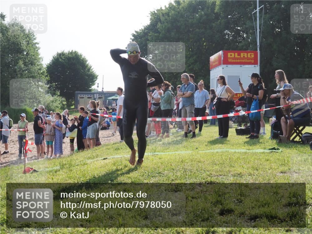 15.06.2025 - 27. Vierlanden-Triathlon KatJ http://msf.ph/oto/7978050 15.06.2025 08:38:54 Schwimmen 2, 94, 182 meine-sportfotos.de