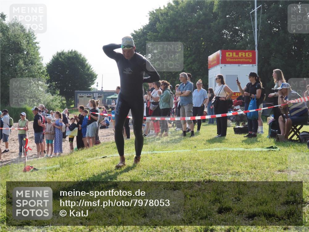 15.06.2025 - 27. Vierlanden-Triathlon KatJ http://msf.ph/oto/7978053 15.06.2025 08:38:54 Schwimmen 2, 94, 182 meine-sportfotos.de