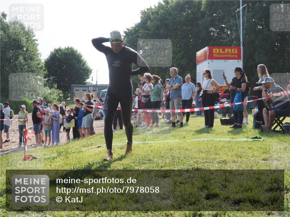 15.06.2025 - 27. Vierlanden-Triathlon KatJ http://msf.ph/oto/7978058 15.06.2025 08:38:54 Schwimmen 2, 94, 182 meine-sportfotos.de