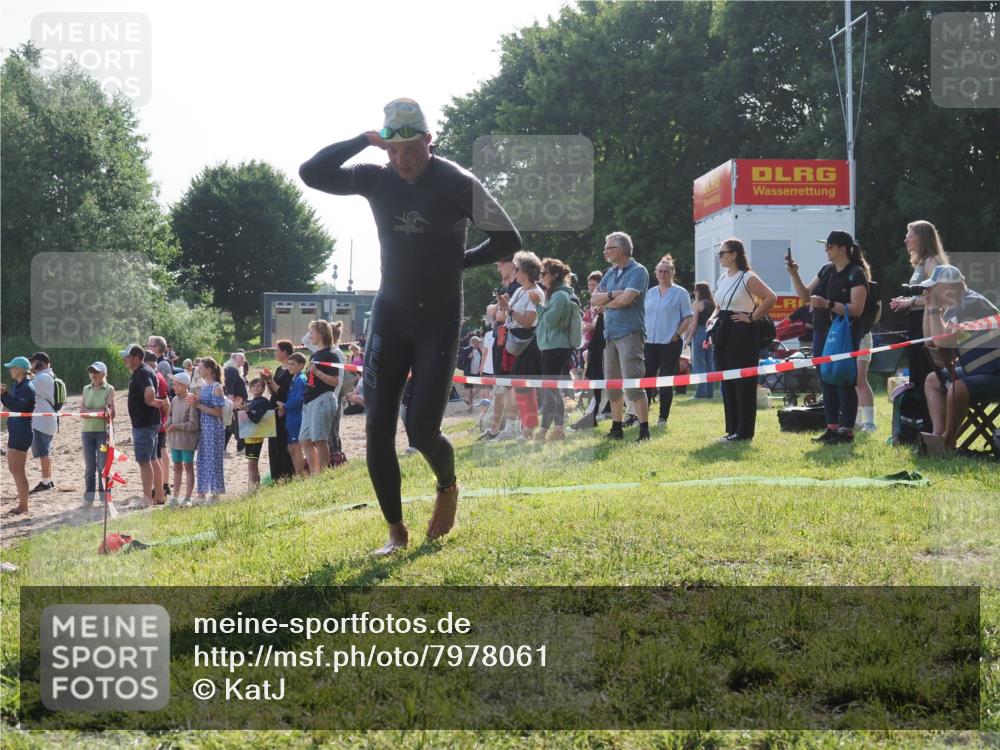 15.06.2025 - 27. Vierlanden-Triathlon KatJ http://msf.ph/oto/7978061 15.06.2025 08:38:54 Schwimmen 2, 94, 182 meine-sportfotos.de