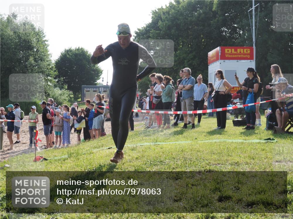 15.06.2025 - 27. Vierlanden-Triathlon KatJ http://msf.ph/oto/7978063 15.06.2025 08:38:54 Schwimmen 2, 94, 182 meine-sportfotos.de