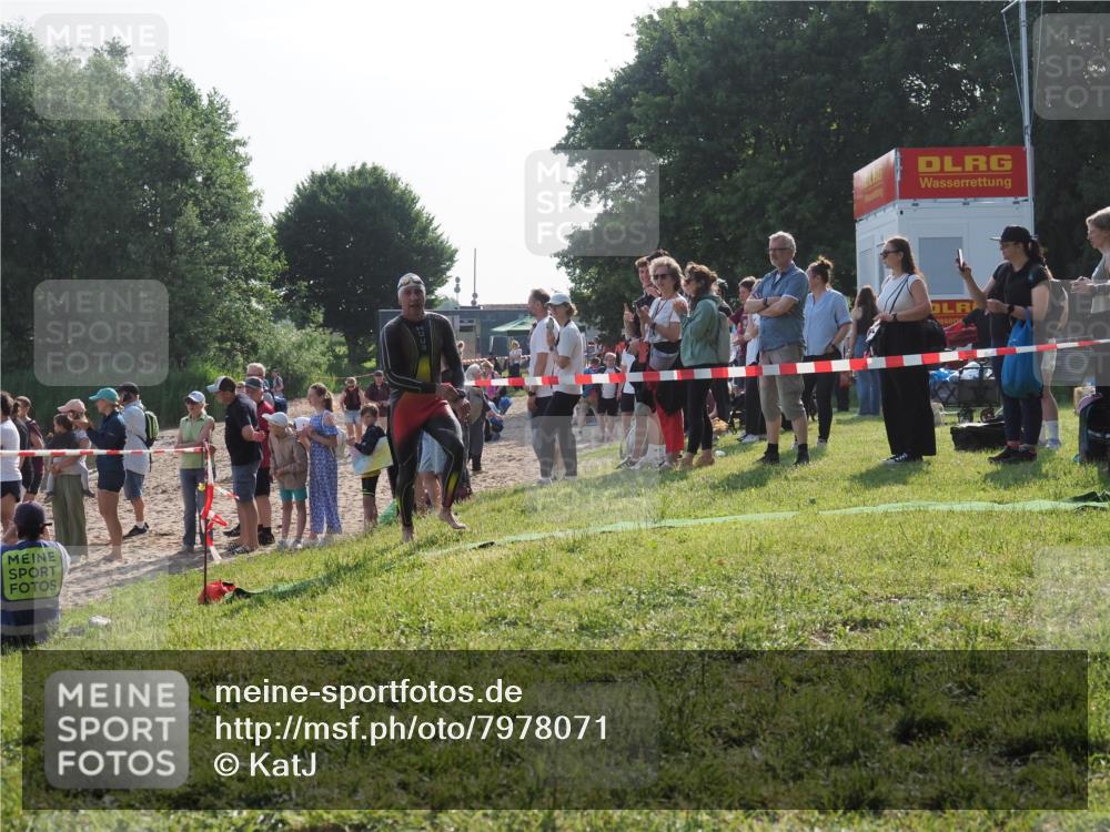15.06.2025 - 27. Vierlanden-Triathlon KatJ http://msf.ph/oto/7978071 15.06.2025 08:38:58 Schwimmen 94, 182 meine-sportfotos.de