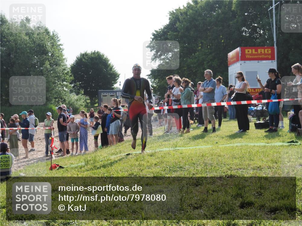 15.06.2025 - 27. Vierlanden-Triathlon KatJ http://msf.ph/oto/7978080 15.06.2025 08:38:59 Schwimmen 94, 182 meine-sportfotos.de