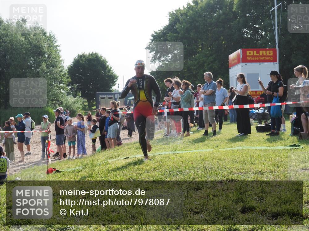 15.06.2025 - 27. Vierlanden-Triathlon KatJ http://msf.ph/oto/7978087 15.06.2025 08:38:59 Schwimmen 94, 182 meine-sportfotos.de