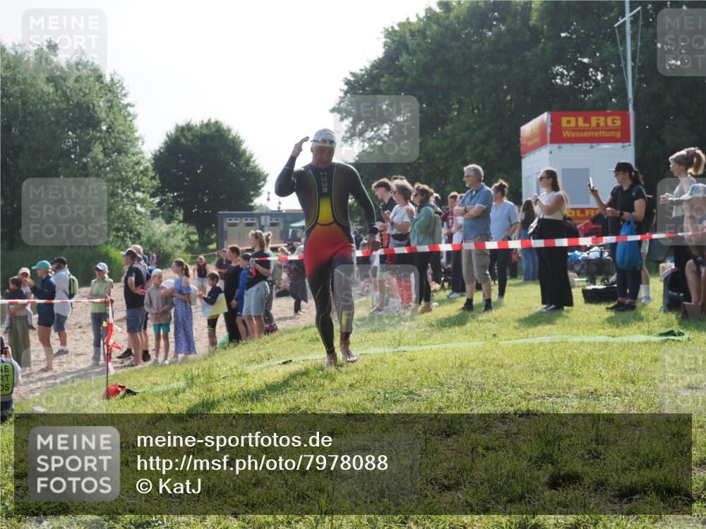 15.06.2025 - 27. Vierlanden-Triathlon KatJ http://msf.ph/oto/7978088 15.06.2025 08:38:59 Schwimmen 94, 182 meine-sportfotos.de
