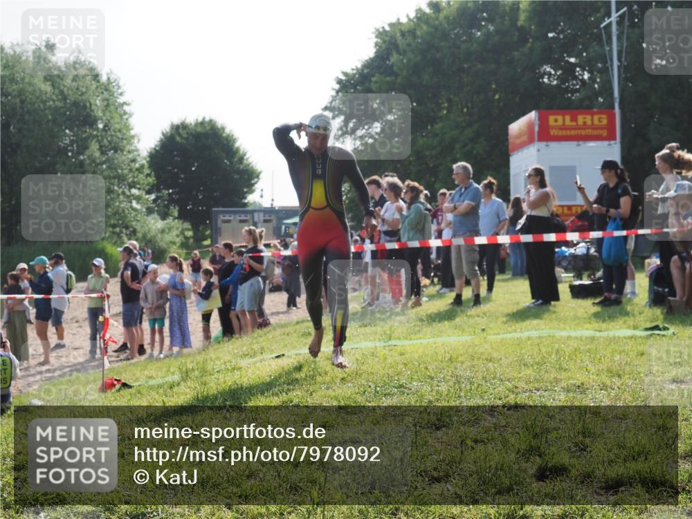 15.06.2025 - 27. Vierlanden-Triathlon KatJ http://msf.ph/oto/7978092 15.06.2025 08:39:00 Schwimmen 94, 182 meine-sportfotos.de