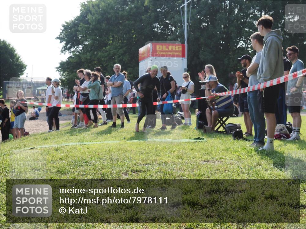 15.06.2025 - 27. Vierlanden-Triathlon KatJ http://msf.ph/oto/7978111 15.06.2025 08:39:06 Schwimmen 77, 94, 120 meine-sportfotos.de