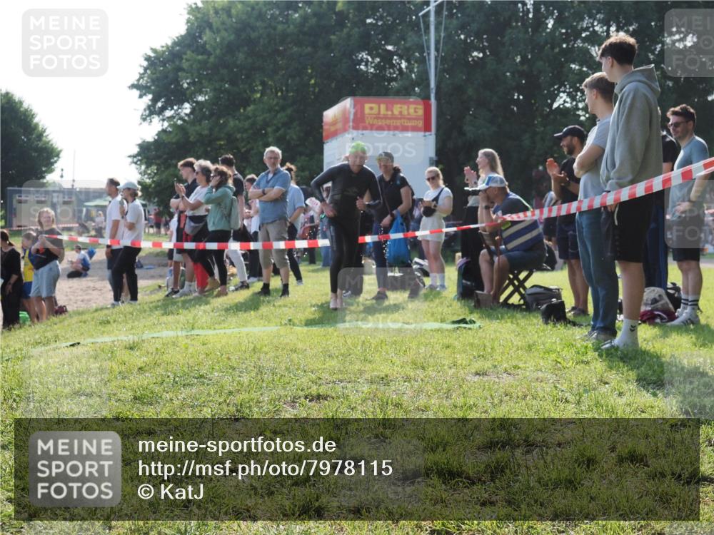 15.06.2025 - 27. Vierlanden-Triathlon KatJ http://msf.ph/oto/7978115 15.06.2025 08:39:06 Schwimmen 77, 94, 120 meine-sportfotos.de