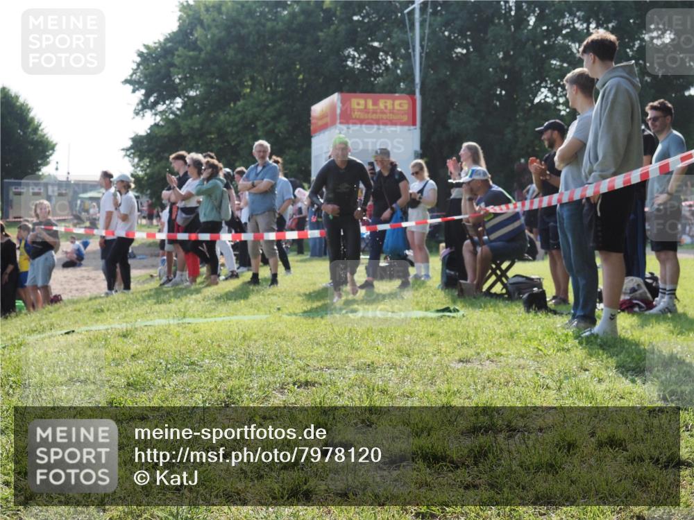 15.06.2025 - 27. Vierlanden-Triathlon KatJ http://msf.ph/oto/7978120 15.06.2025 08:39:06 Schwimmen 77, 94, 120 meine-sportfotos.de