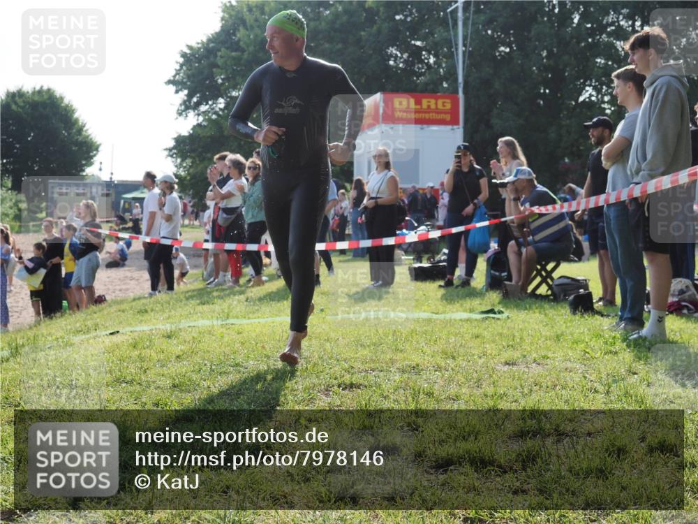 15.06.2025 - 27. Vierlanden-Triathlon KatJ http://msf.ph/oto/7978146 15.06.2025 08:39:08 Schwimmen 77, 94, 120, 165 meine-sportfotos.de