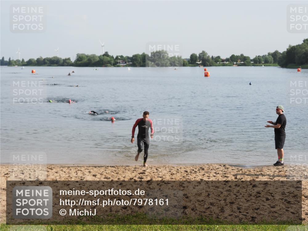 21.06.2025 - 27. Vierlanden-Triathlon MichiJ http://msf.ph/oto/7978161 15.06.2026 08:48:18 Schwimmen 70 meine-sportfotos.de