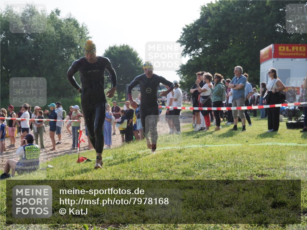 15.06.2025 - 27. Vierlanden-Triathlon KatJ http://msf.ph/oto/7978168 15.06.2025 08:39:13 Schwimmen 77, 120, 165 meine-sportfotos.de