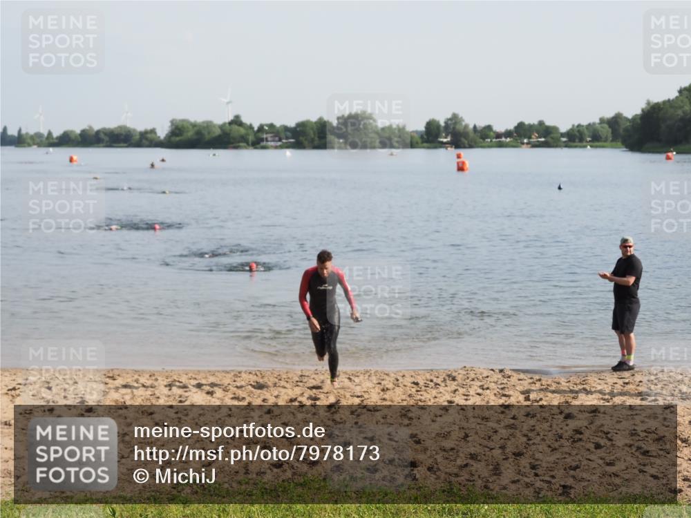21.06.2025 - 27. Vierlanden-Triathlon MichiJ http://msf.ph/oto/7978173 15.06.2026 08:48:18 Schwimmen 70 meine-sportfotos.de