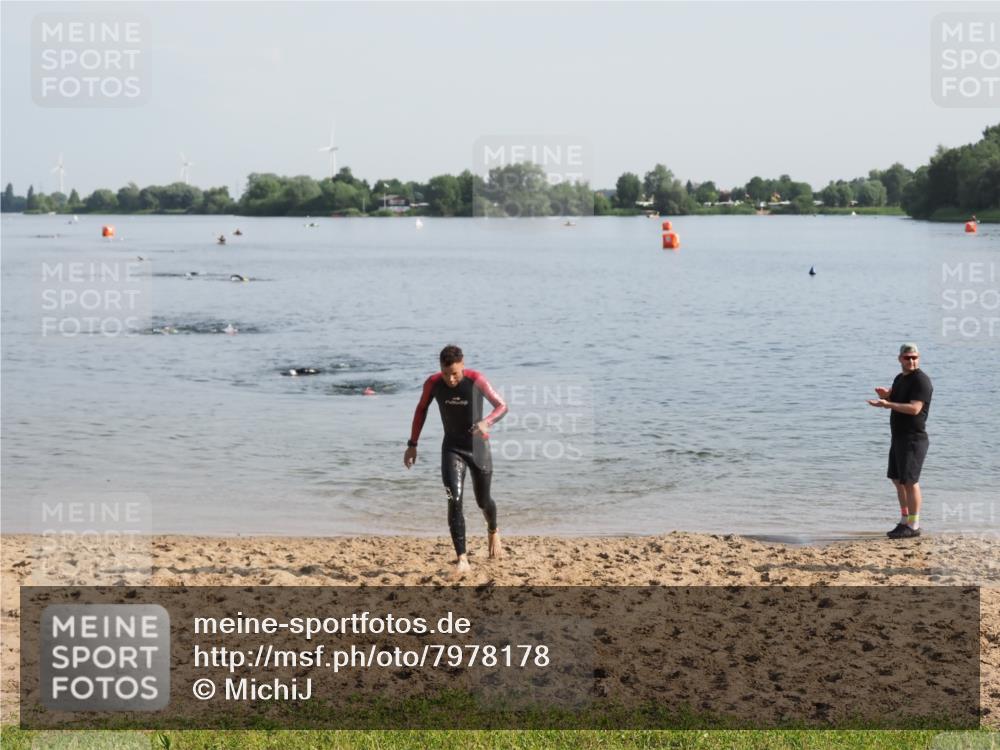21.06.2025 - 27. Vierlanden-Triathlon MichiJ http://msf.ph/oto/7978178 15.06.2026 08:48:18 Schwimmen 70 meine-sportfotos.de