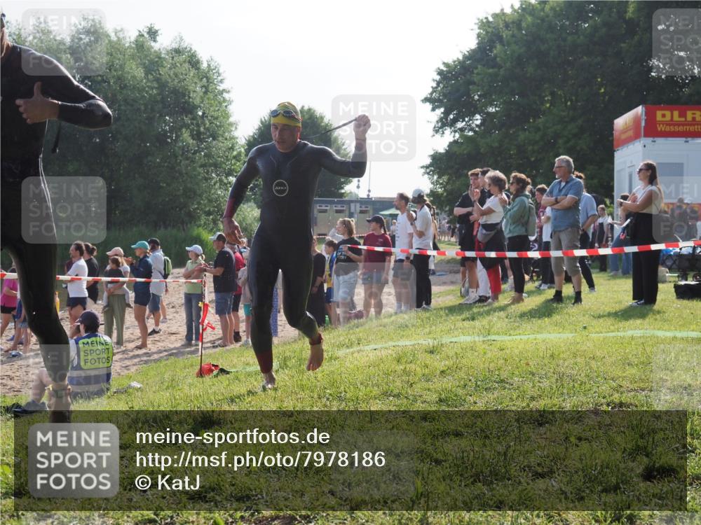 15.06.2025 - 27. Vierlanden-Triathlon KatJ http://msf.ph/oto/7978186 15.06.2025 08:39:14 Schwimmen 77, 120, 132, 165 meine-sportfotos.de