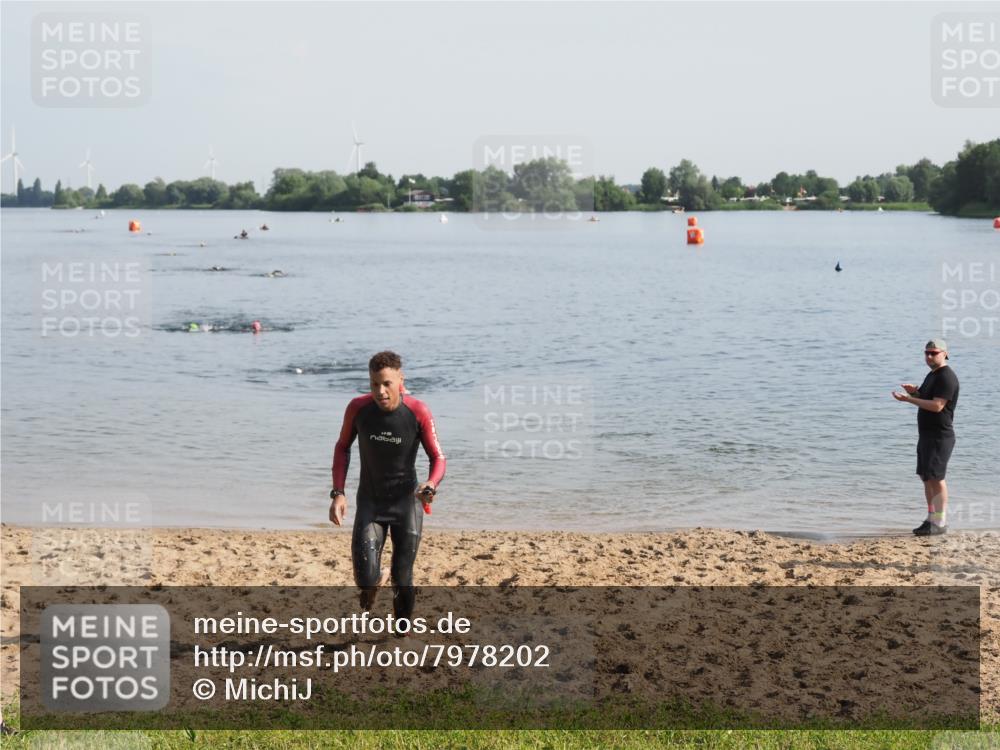 21.06.2025 - 27. Vierlanden-Triathlon MichiJ http://msf.ph/oto/7978202 15.06.2026 08:48:20 Schwimmen 70 meine-sportfotos.de
