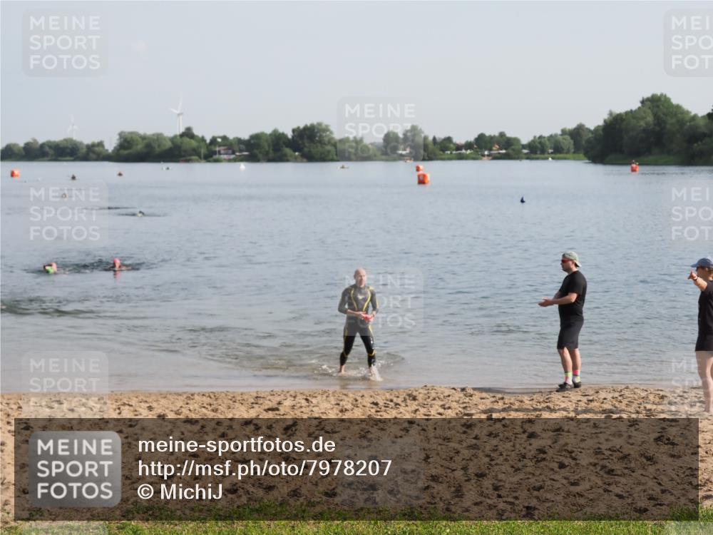 21.06.2025 - 27. Vierlanden-Triathlon MichiJ http://msf.ph/oto/7978207 15.06.2026 08:48:31 Schwimmen 123 meine-sportfotos.de