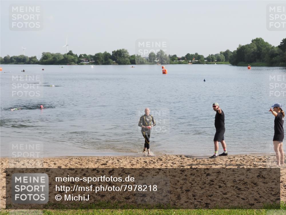 21.06.2025 - 27. Vierlanden-Triathlon MichiJ http://msf.ph/oto/7978218 15.06.2026 08:48:32 Schwimmen 123 meine-sportfotos.de