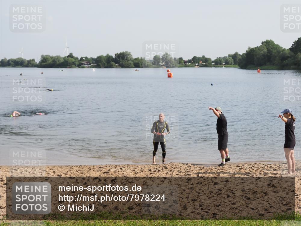 21.06.2025 - 27. Vierlanden-Triathlon MichiJ http://msf.ph/oto/7978224 15.06.2026 08:48:32 Schwimmen 123 meine-sportfotos.de