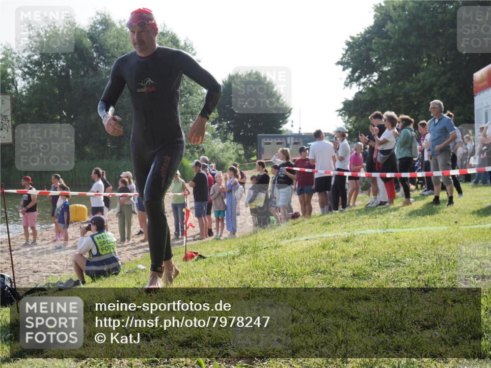 15.06.2025 - 27. Vierlanden-Triathlon KatJ http://msf.ph/oto/7978247 15.06.2025 08:39:23 Schwimmen 132, 165 meine-sportfotos.de