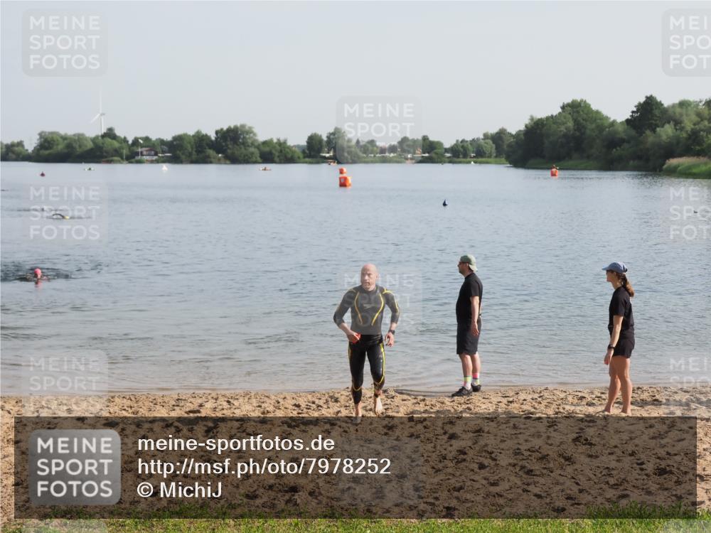 21.06.2025 - 27. Vierlanden-Triathlon MichiJ http://msf.ph/oto/7978252 15.06.2026 08:48:34 Schwimmen 123 meine-sportfotos.de