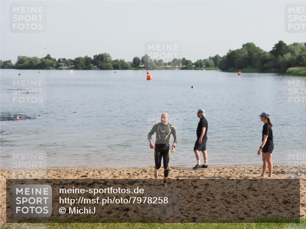 21.06.2025 - 27. Vierlanden-Triathlon MichiJ http://msf.ph/oto/7978258 15.06.2026 08:48:35 Schwimmen 123 meine-sportfotos.de