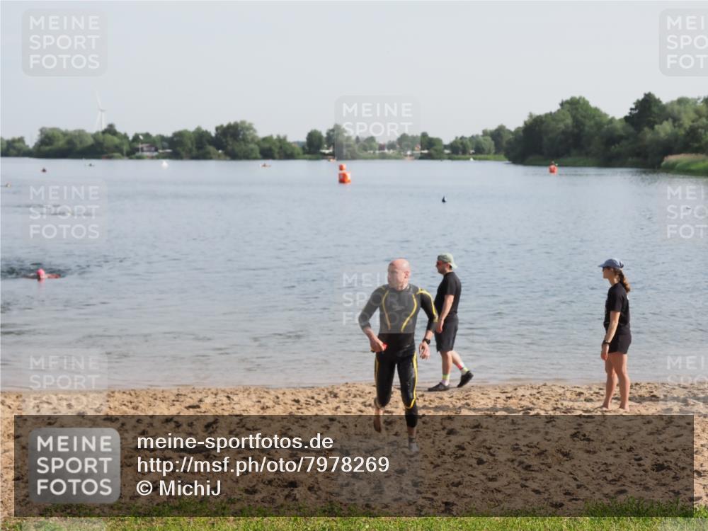 21.06.2025 - 27. Vierlanden-Triathlon MichiJ http://msf.ph/oto/7978269 15.06.2026 08:48:35 Schwimmen 123 meine-sportfotos.de