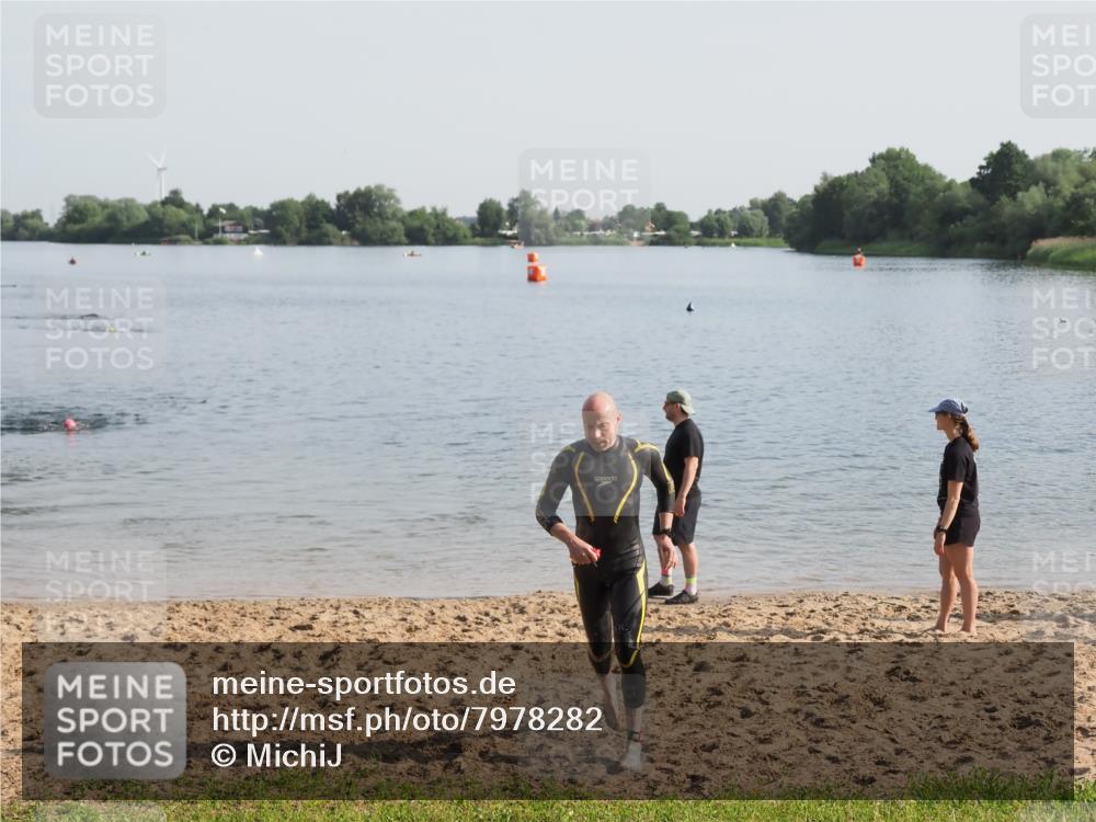 21.06.2025 - 27. Vierlanden-Triathlon MichiJ http://msf.ph/oto/7978282 15.06.2026 08:48:36 Schwimmen 123 meine-sportfotos.de