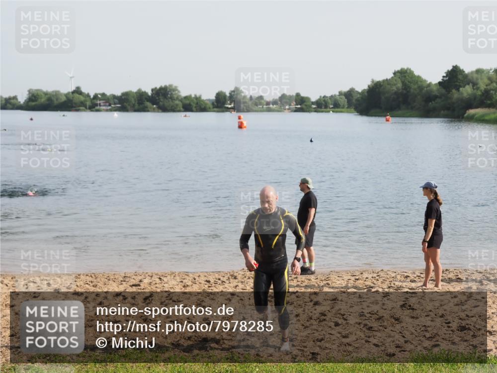 21.06.2025 - 27. Vierlanden-Triathlon MichiJ http://msf.ph/oto/7978285 15.06.2026 08:48:36 Schwimmen 123 meine-sportfotos.de