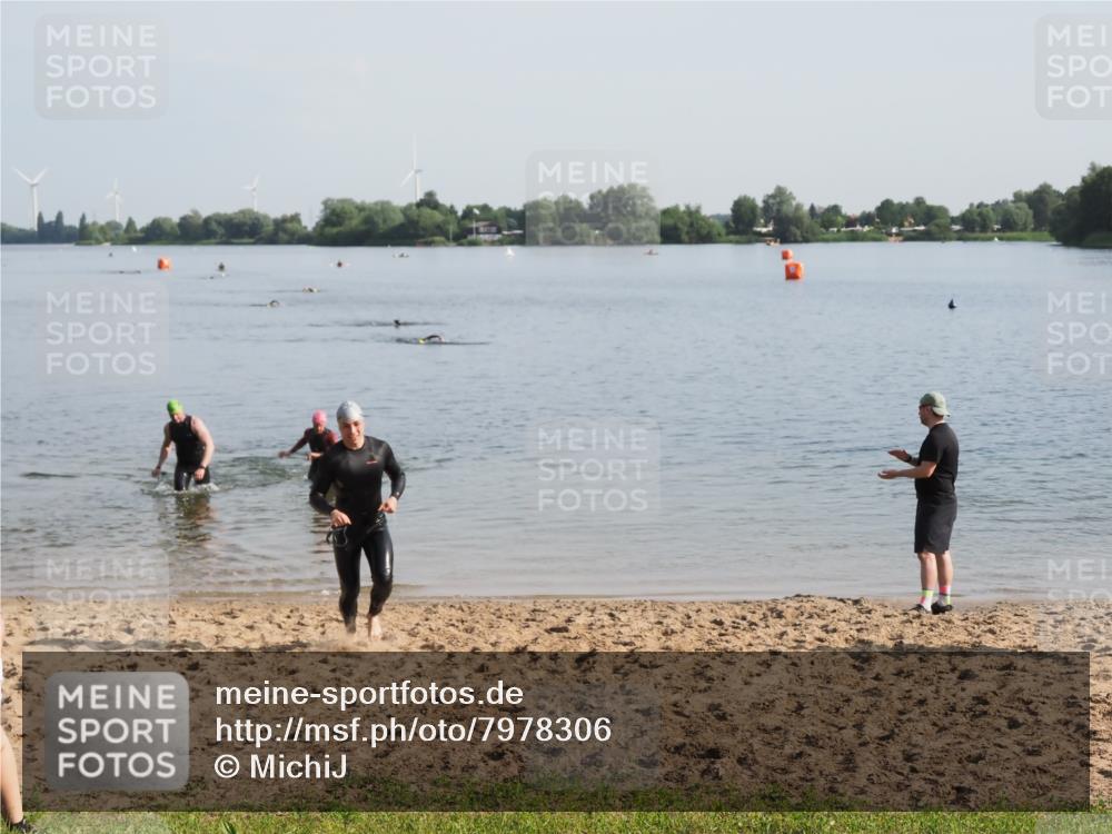 21.06.2025 - 27. Vierlanden-Triathlon MichiJ http://msf.ph/oto/7978306 15.06.2026 08:48:45 Schwimmen 19 meine-sportfotos.de