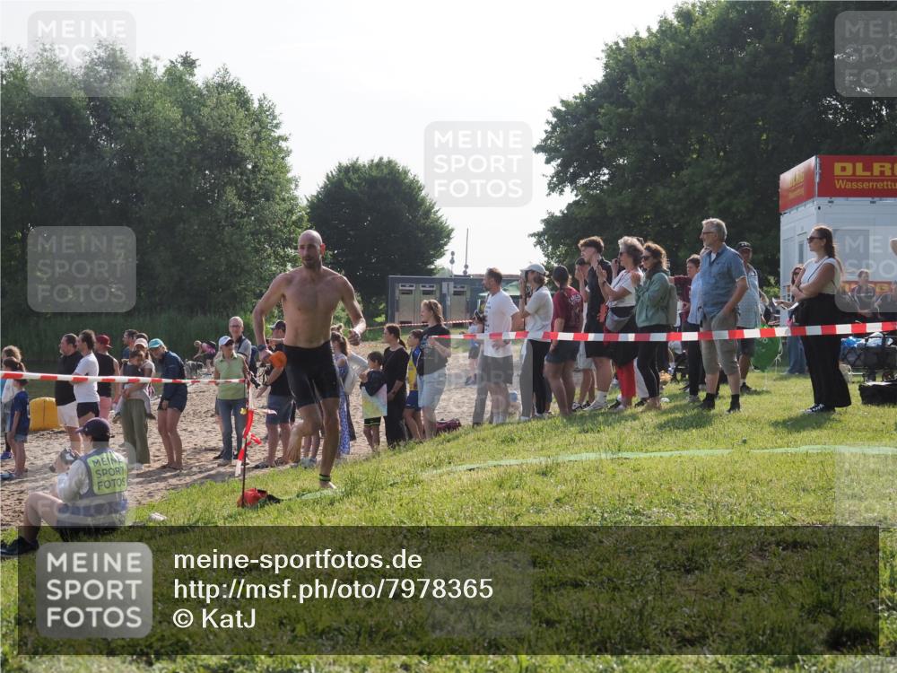 15.06.2025 - 27. Vierlanden-Triathlon KatJ http://msf.ph/oto/7978365 15.06.2025 08:39:58 Schwimmen 3 meine-sportfotos.de